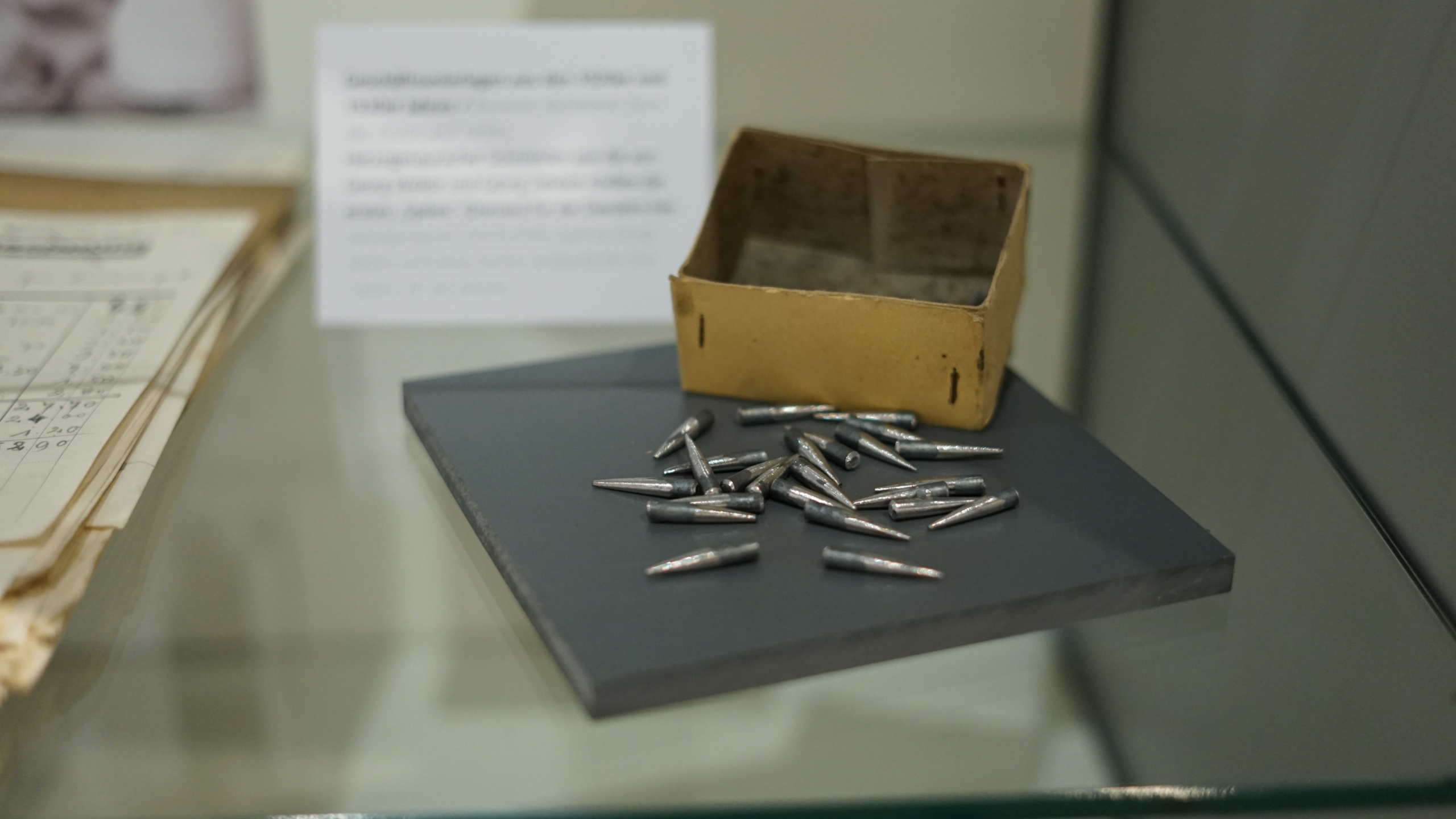 Herzogenauracher Schmieden wie die von Georg Welker und Georg Zehlein stellen die ersten „Spikes“ (Dornen) für die Dasslers her. Herzogenaurach blacksmiths, such as Georg Welker und Georg Zehlein, produced the first “spikes” for the Dasslers.