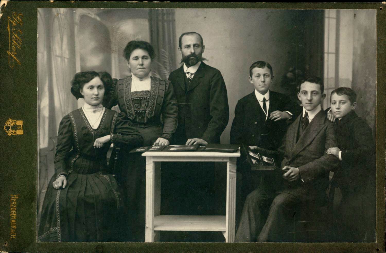 Familienbild v.l.n.r.: Marie, Pauline, Christoph, Rudolf, Fritz, Adolf um 1905