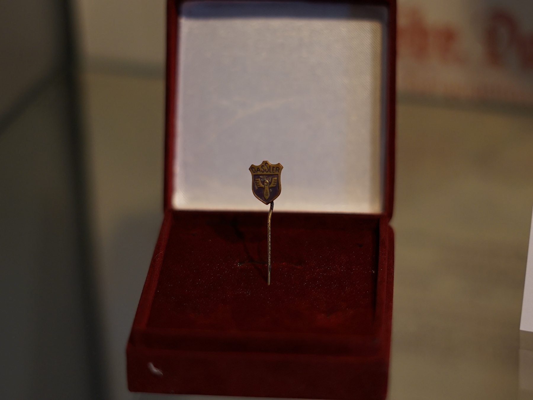 Anstecknadel Mit Logo der Firma Gebrüder Dassler Um 1932