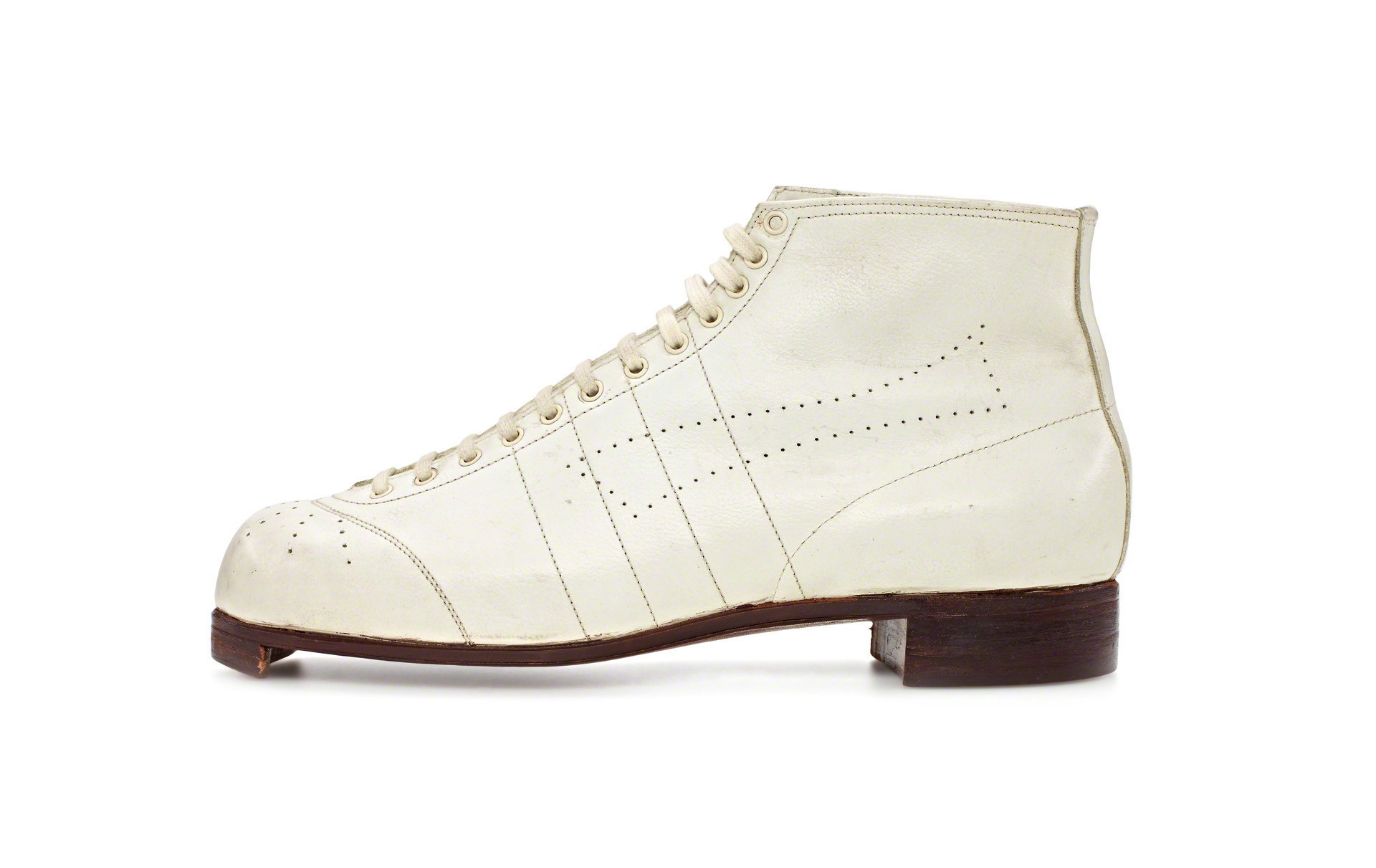 Rollschuhstiefel „Berntheusel“ Roller skating boots “Berntheusel“ Der deutsche Rollkunstlauftrainer Bernd Berntheusel war der Initiator für die Entwicklung des Stiefels. The German artistic roller skating coach Bernd Berntheusel was the initiator of the development of the shoe. 1937-1939