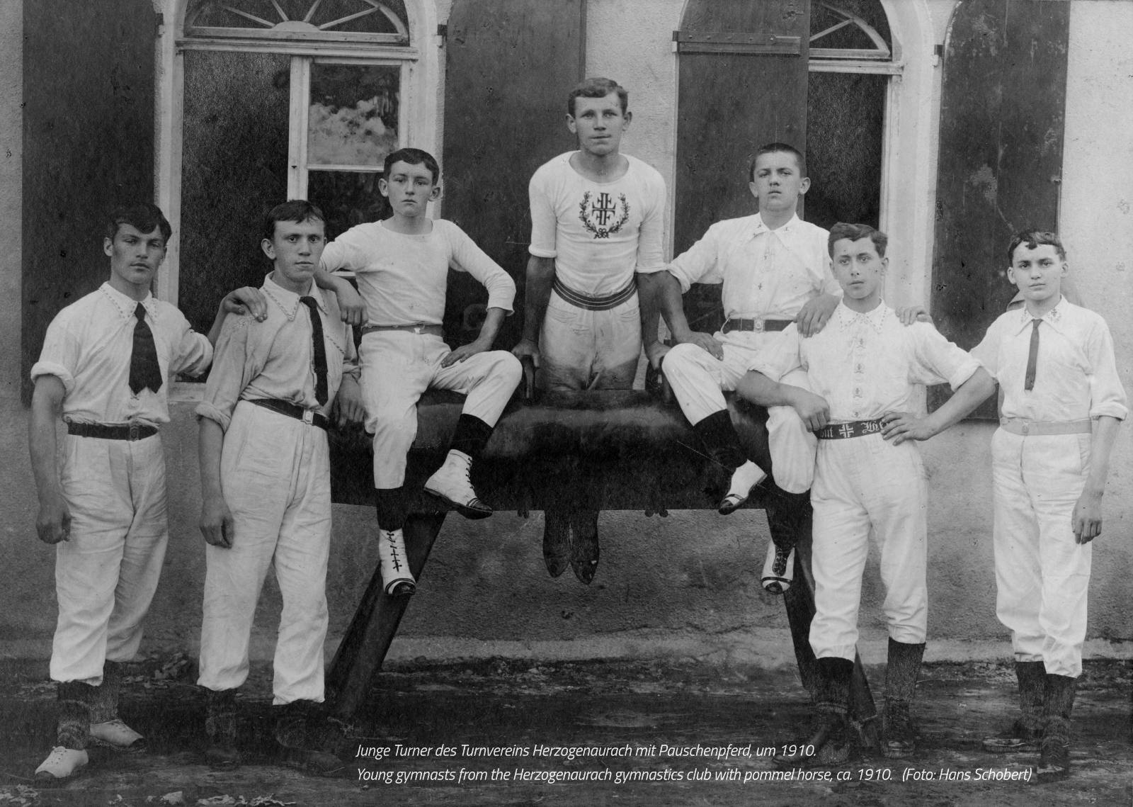 Junge Turner des Turnvereins Herzogenaurach mit Pauschenpferd, um 1910.