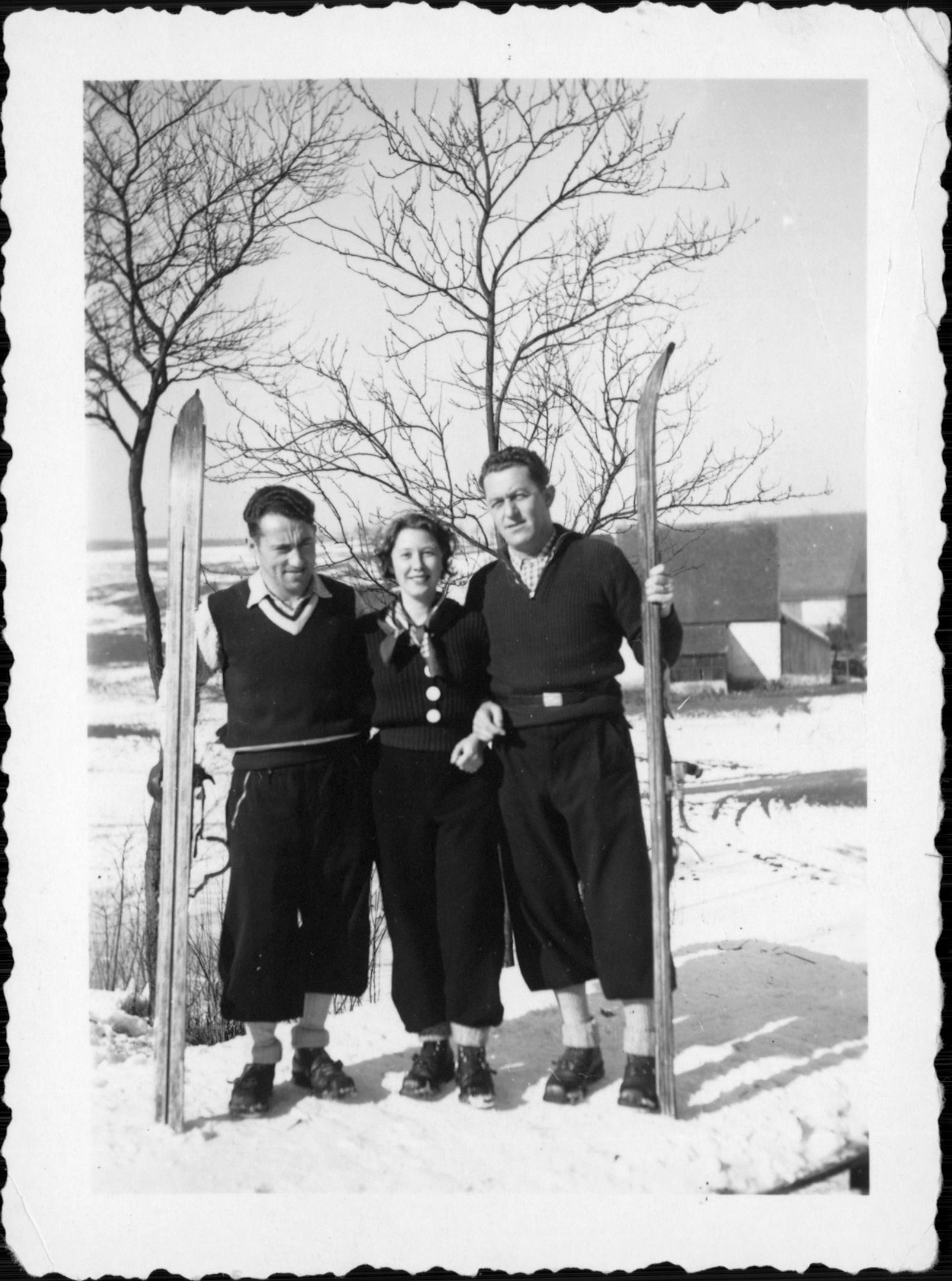 Adolf Dassler und Rudolf Dassler mit einer Bekannten an der selbst gebauten Skischanze.