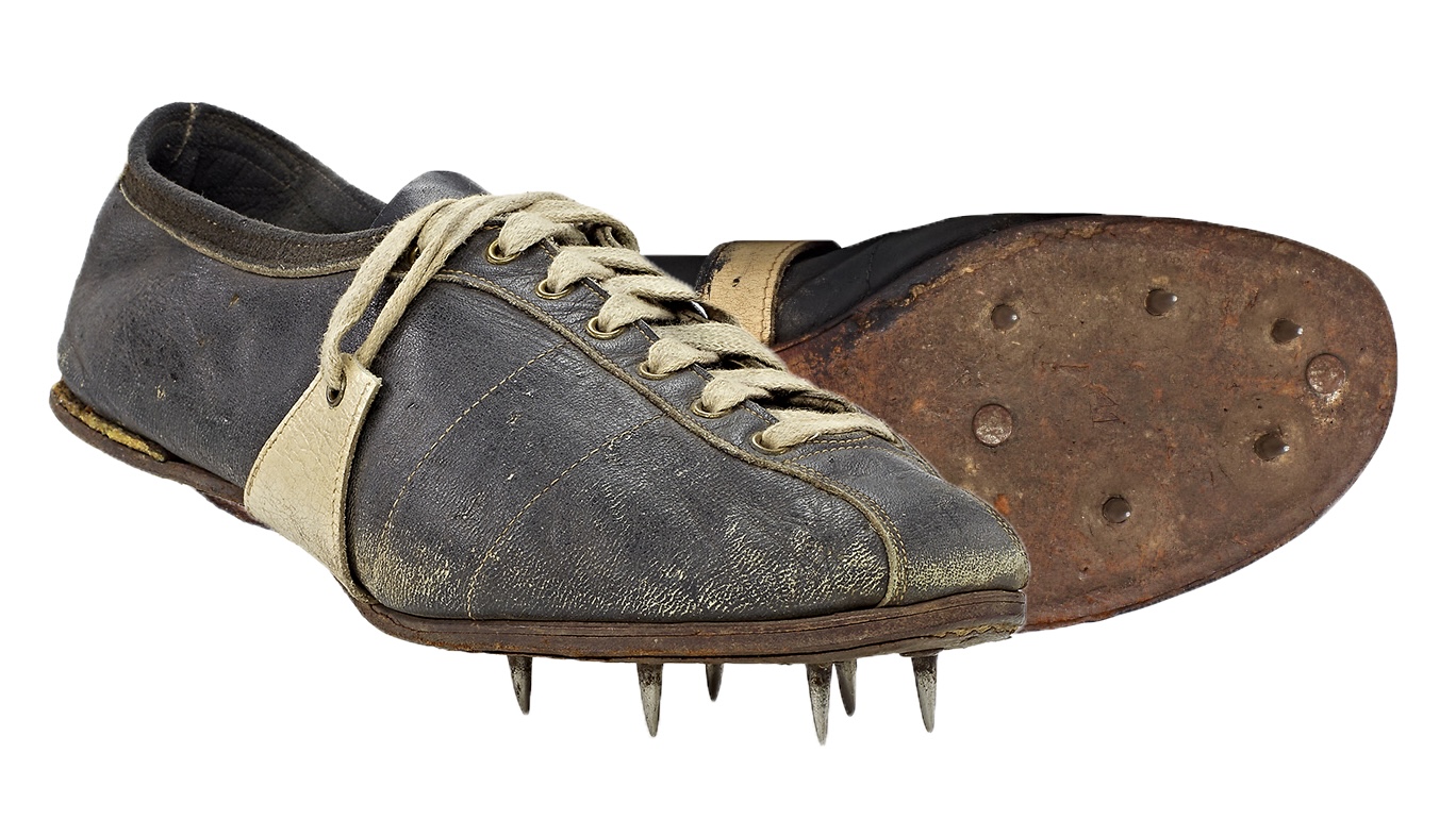 Weitsprungschuh Einer der ersten Spezialschuhe, entwickelt für die Bedürfnisse von Weitspringern. 1930