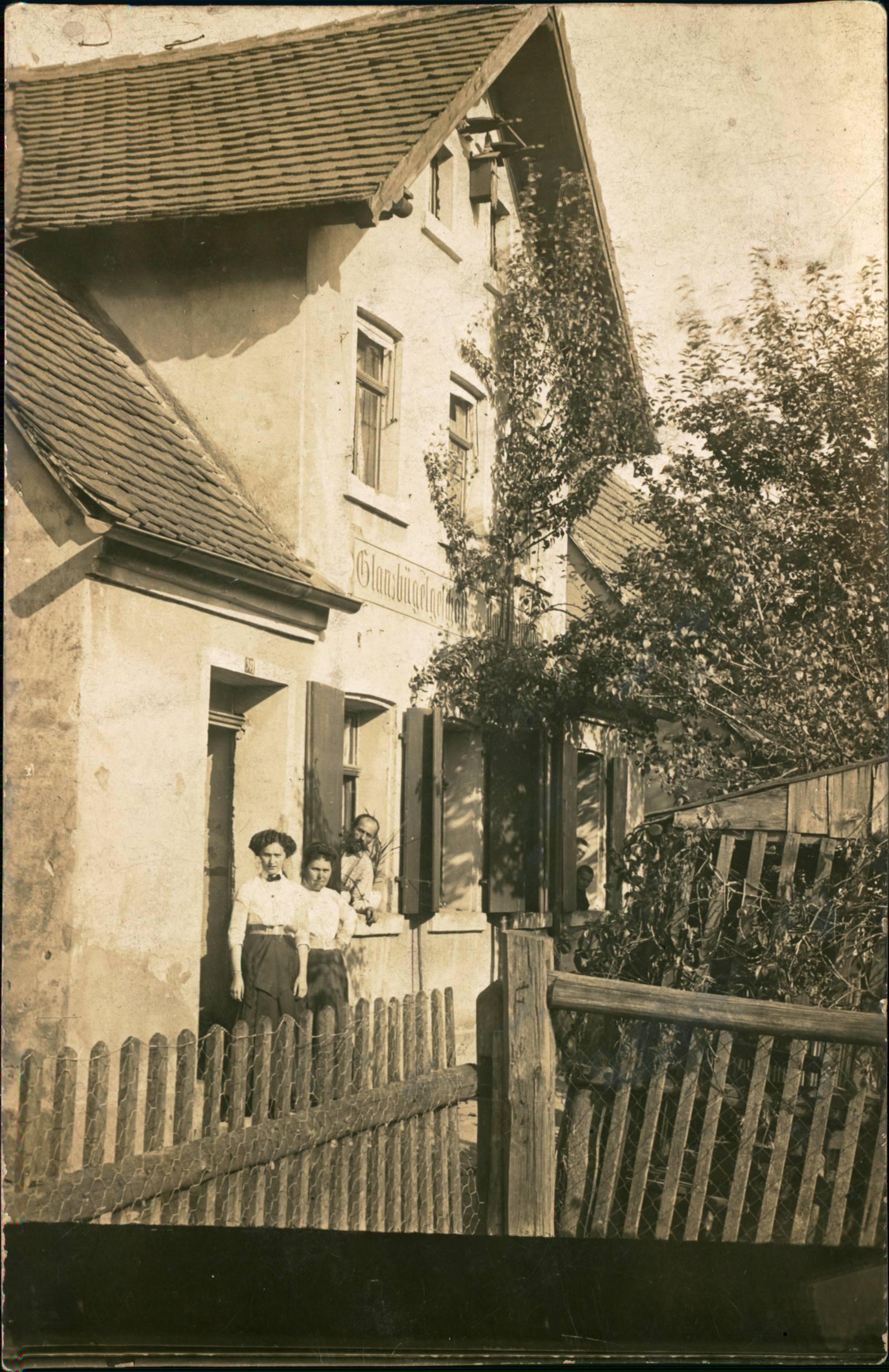 Eigenheim_Hirtengraben_Bildrechte_Stiftung Am Eigenheim am Hirtengraben prangt die Aufschrift „Glanzbügelgeschäft von Pauline Daßler“, um 1905